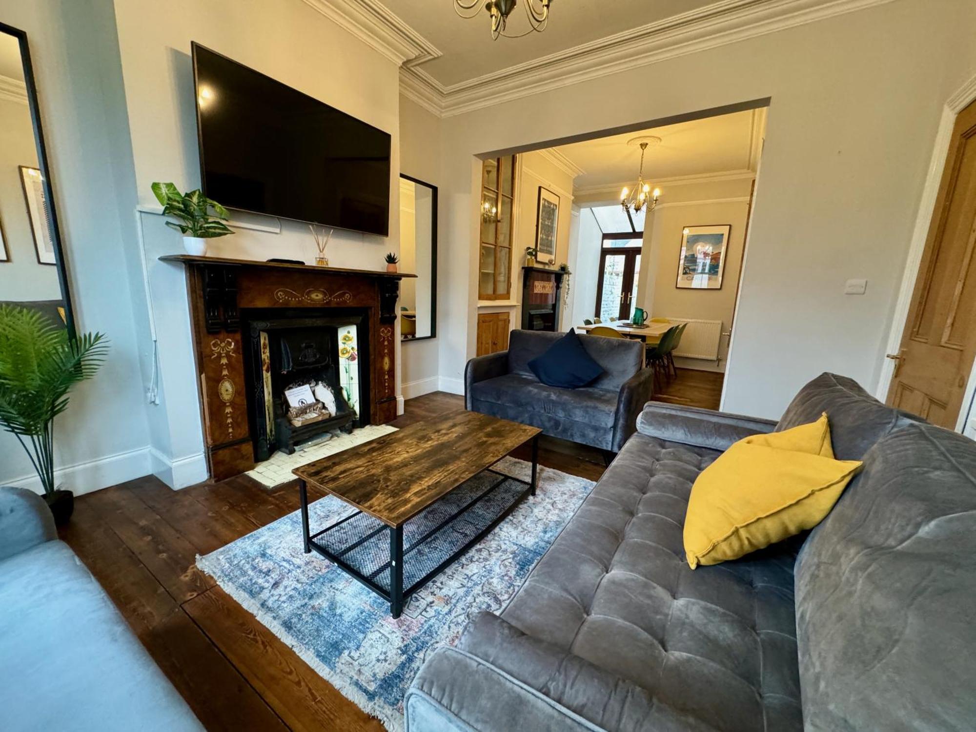 Large Citycentre Townhouse & Hot Tub, Pool Table And Offroad Parking Cardiff Exterior foto