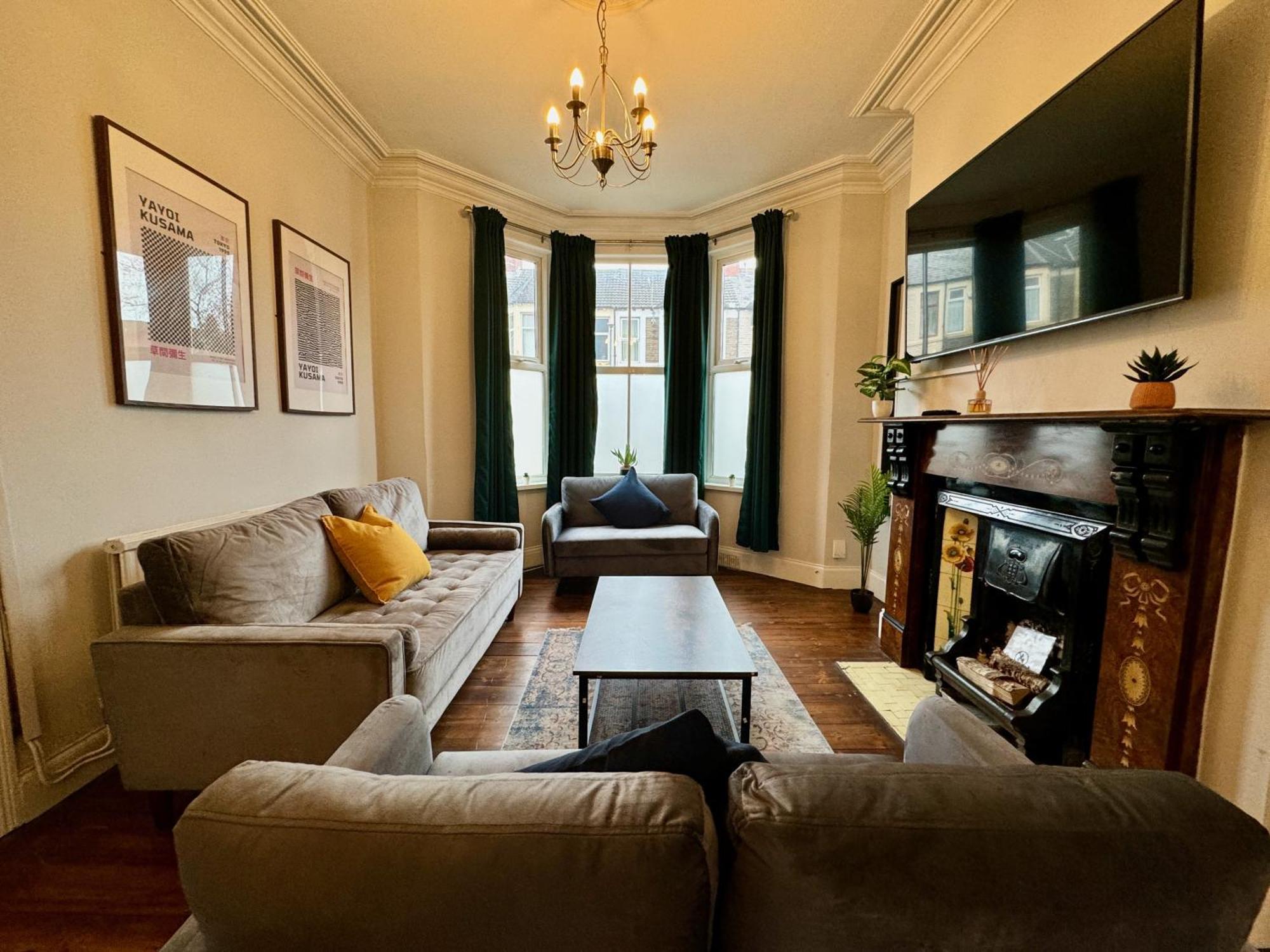 Large Citycentre Townhouse & Hot Tub, Pool Table And Offroad Parking Cardiff Exterior foto