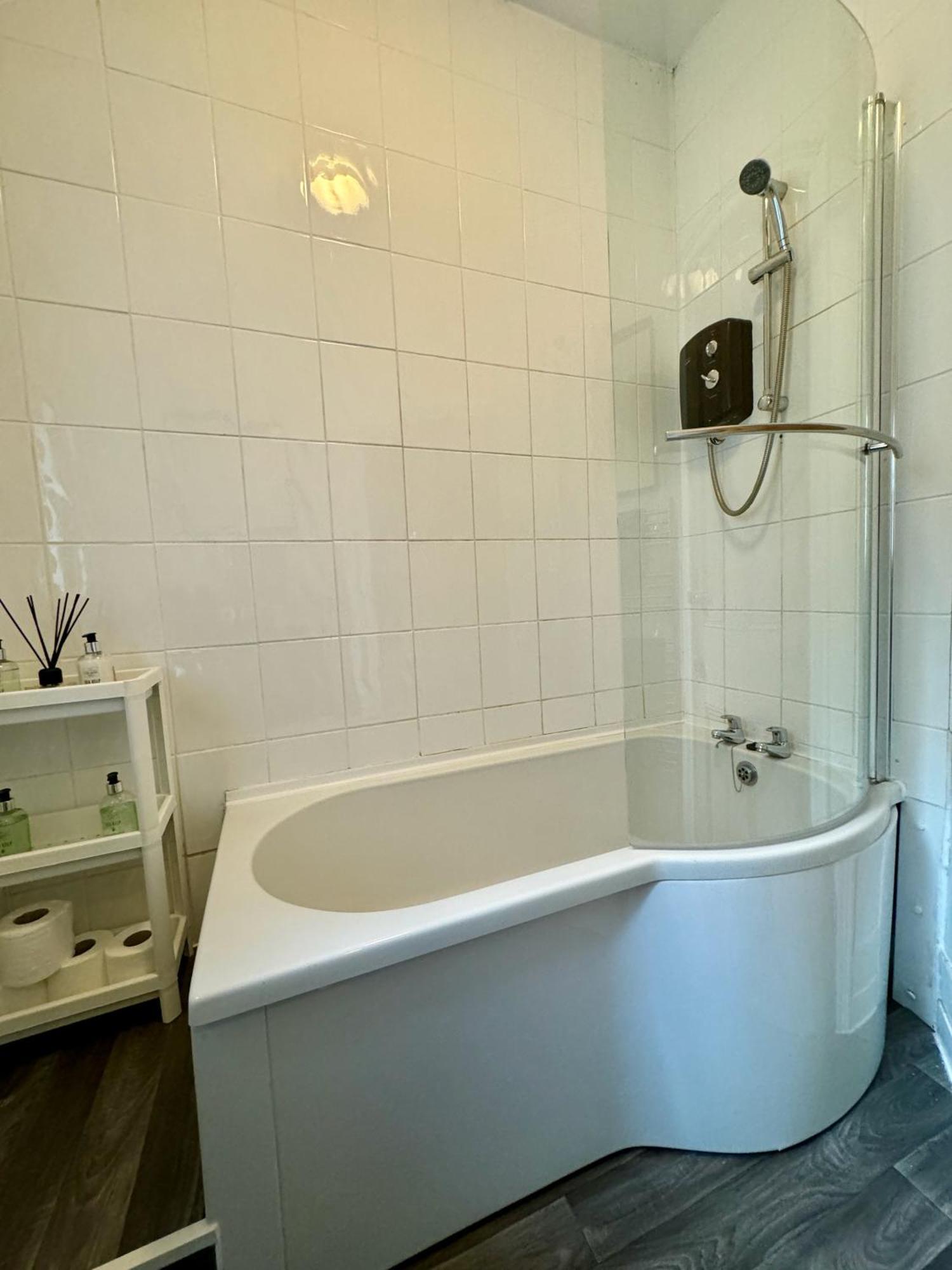 Large Citycentre Townhouse & Hot Tub, Pool Table And Offroad Parking Cardiff Exterior foto