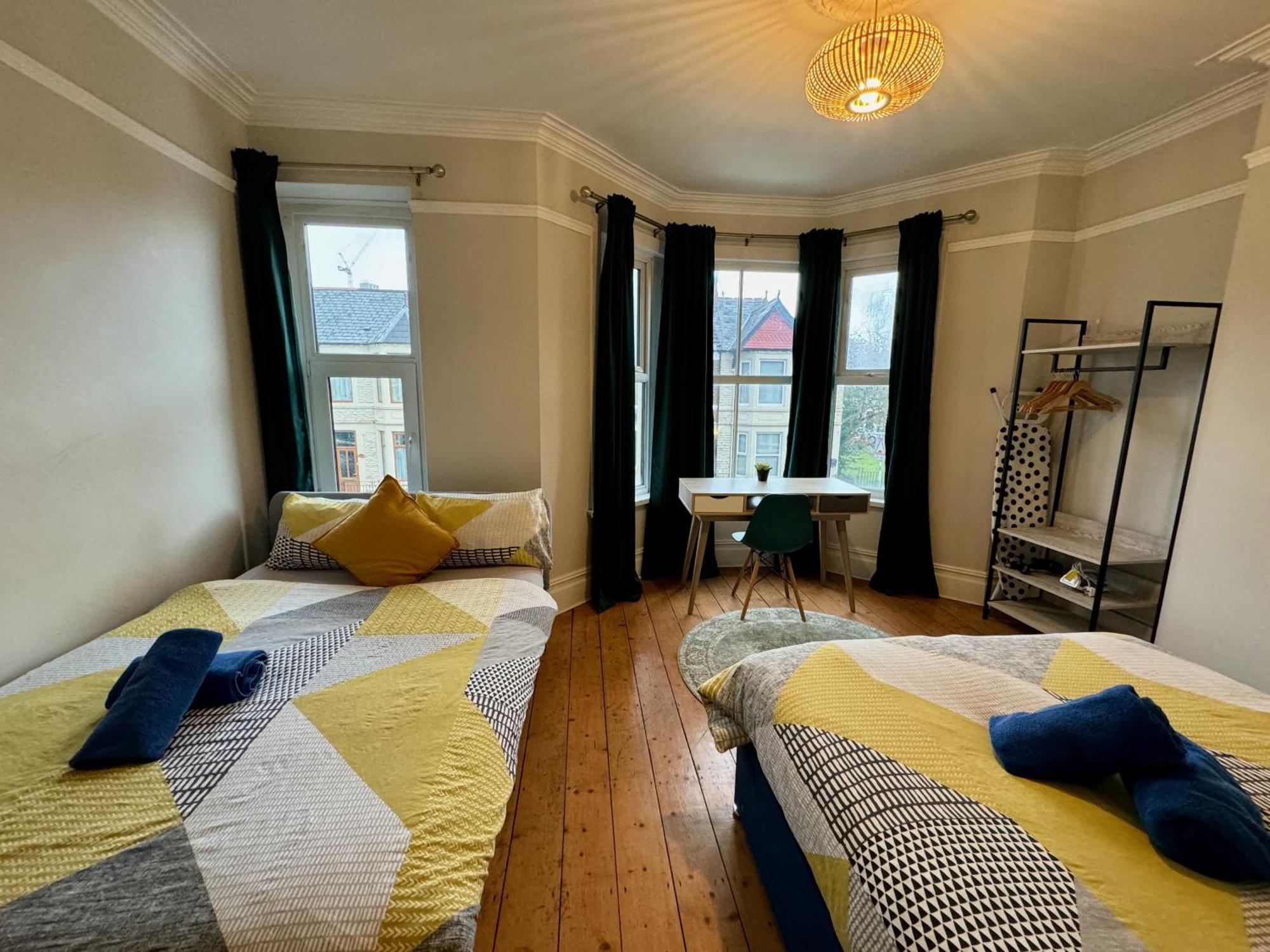 Large Citycentre Townhouse & Hot Tub, Pool Table And Offroad Parking Cardiff Exterior foto
