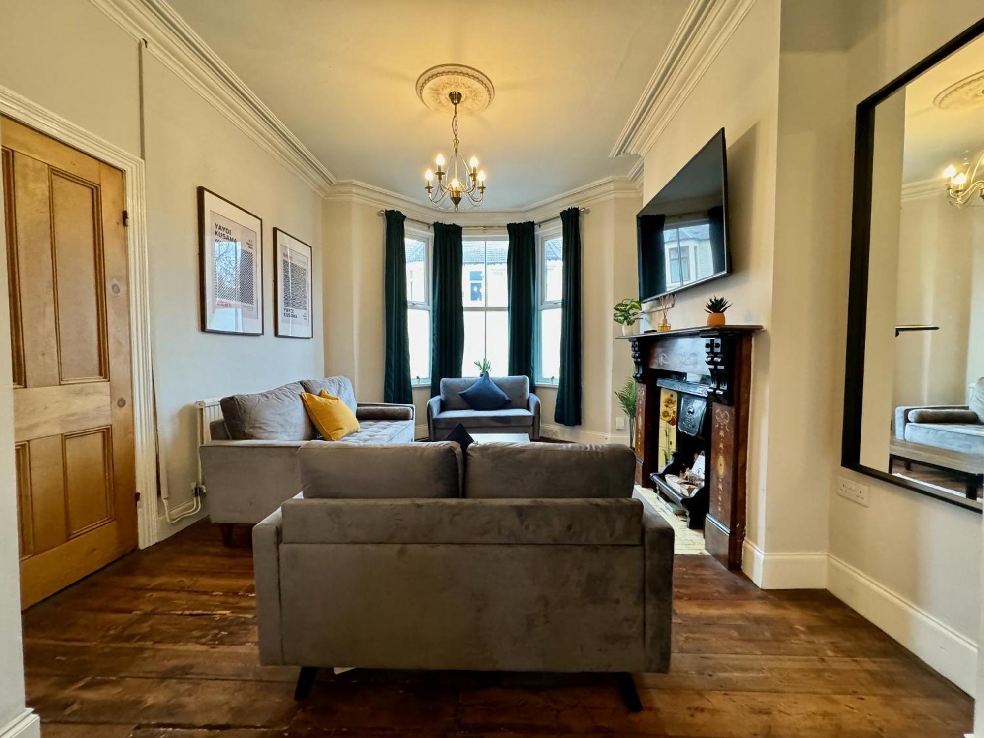 Large Citycentre Townhouse & Hot Tub, Pool Table And Offroad Parking Cardiff Exterior foto